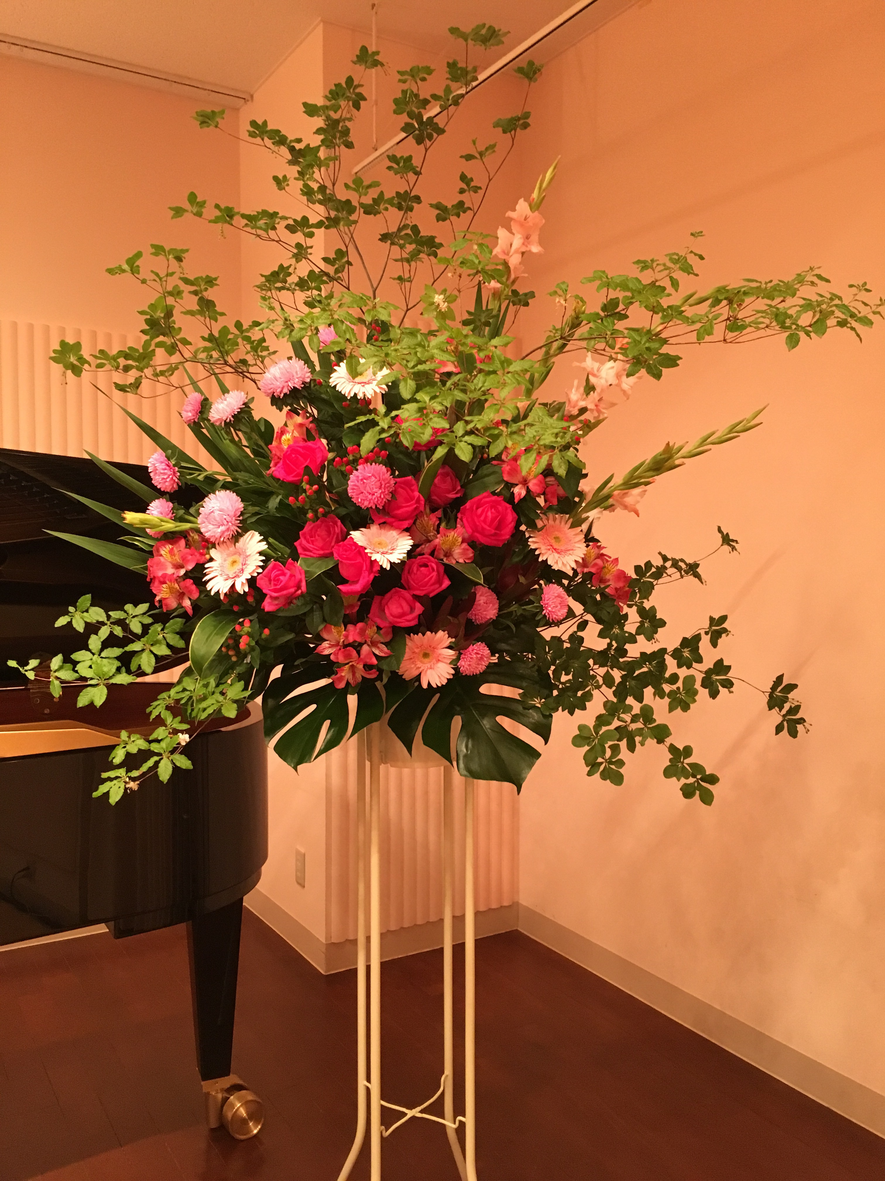新橋へピアノ発表会へのスタンド花のお届け 銀座 阿佐ヶ谷の花屋 Avail アヴェール